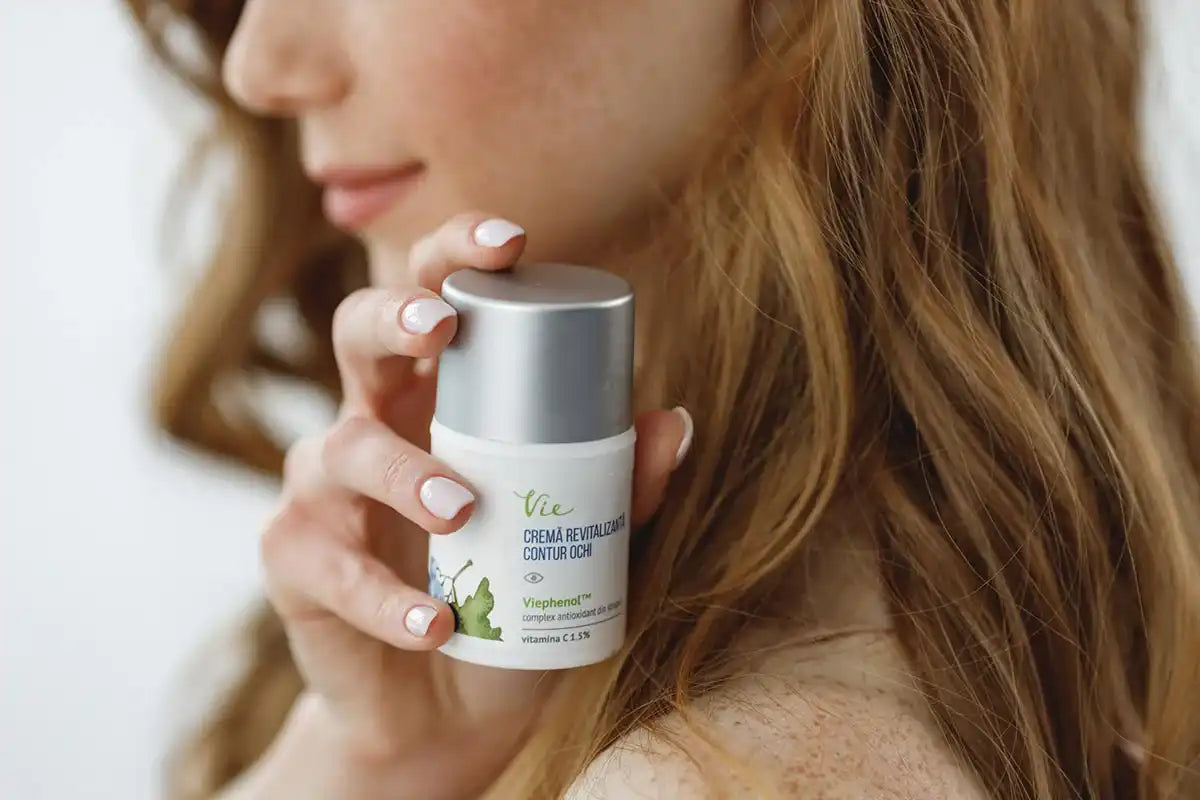 Chiar ai nevoie de o cremă de ochi? Află părerea dermatologilor!